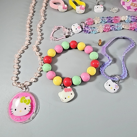 Hello Kitty Jewelry Lot in Hello Kitty Plastic Container Vintage About 18 Pieces - Picture 6 of 8